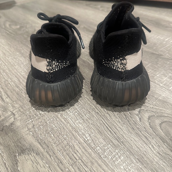 Yeezy Boost 350 V2 Oreo - Picture 2 of 6